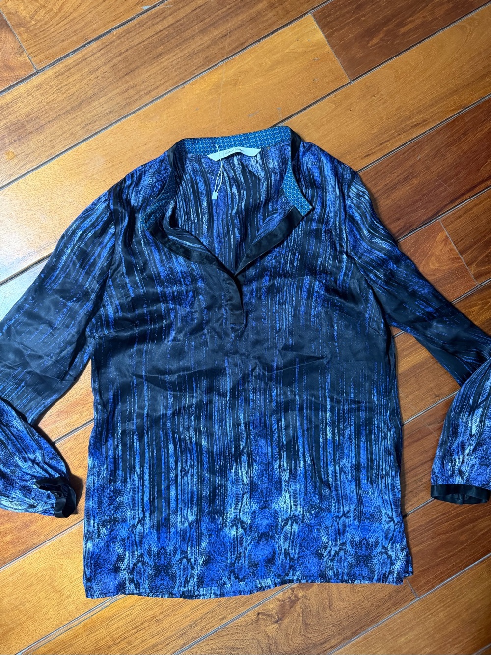 Robert Graham Blue and Black Patterned 100% silk Blouse